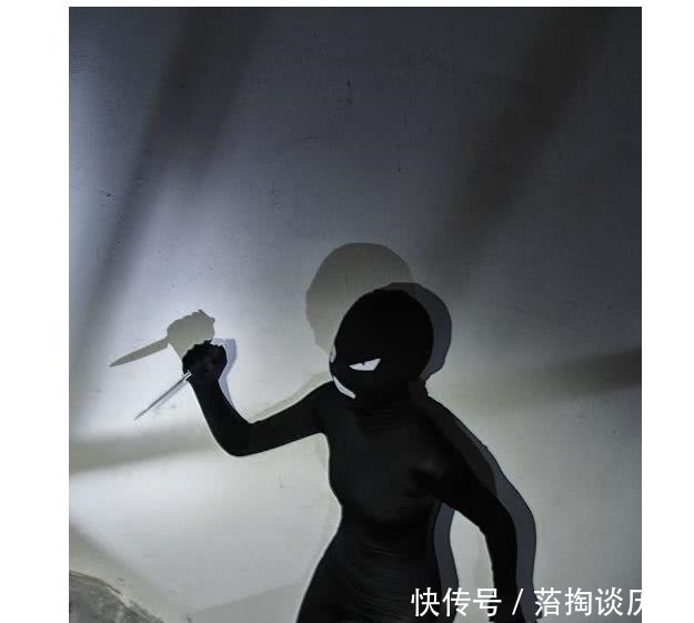 柯南|名侦探柯南:史上最还原的小黑,不仅穿着秋衣秋裤到处跑,还有各种微表情!