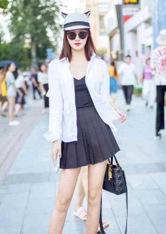 大气|街拍:仪静体闲的小美女,身穿镂空上衣,大气靓丽