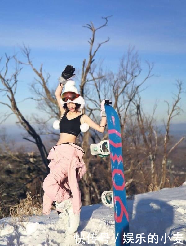 为了成为顶级雪媛,我在零下三十度的雪场里穿上了比基尼