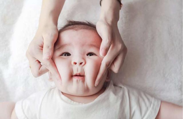 萌萌|竖抱孩子“歪脖子”其实竖抱宝宝好处多,新手爸妈快来涨知识