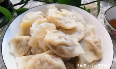 鲜嫩|做酸菜饺子时,掌握调馅技巧和用料,饺子鲜嫩多汁,越吃越好吃!