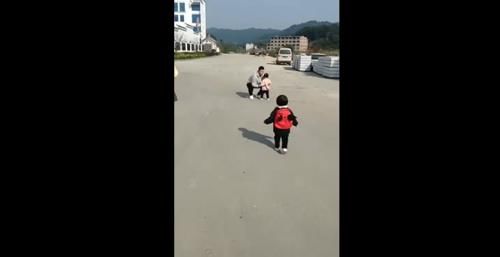 爸爸抱妹妹不抱自己,委屈的跪下了