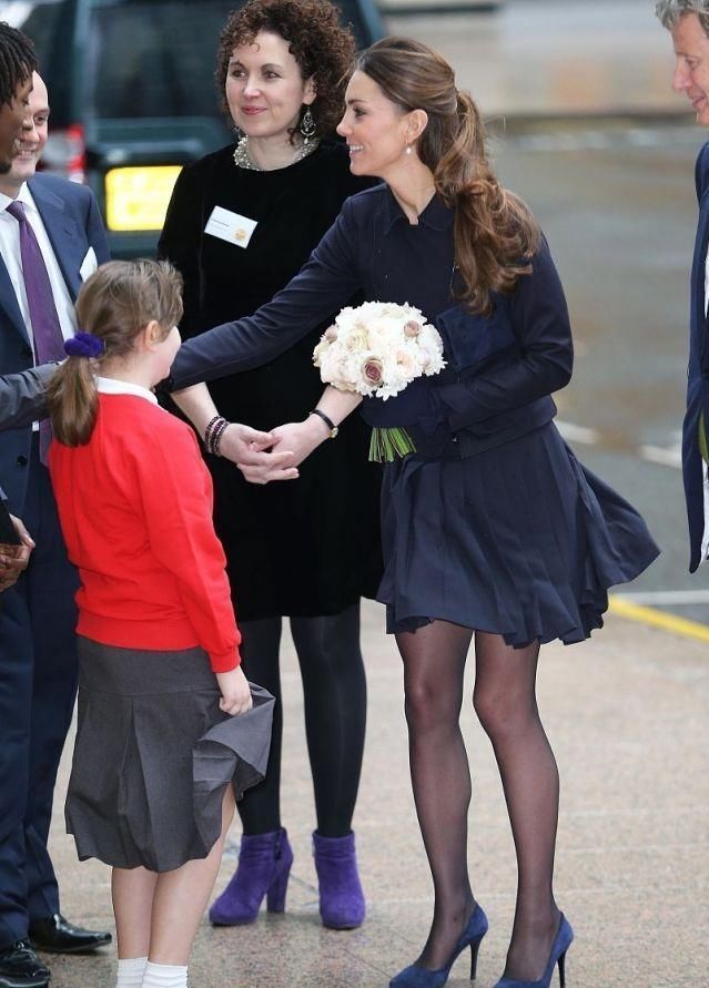 包忙|凯特穿短裙遇狂风,捧着花夹着包忙用手遮,频露打底努力挤笑好尬