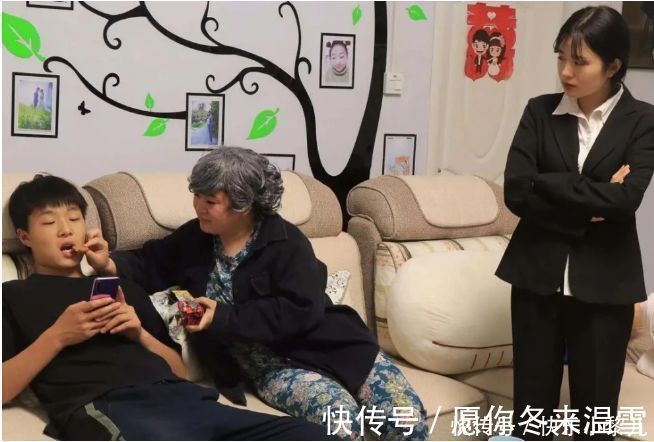 心理健康|11个姐姐凑32万给弟弟买房,网友:为了报答父母“不杀之恩”