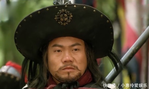 此人手持霜刃雌雄剑,战平双鞭呼延灼,生擒美髯公朱仝