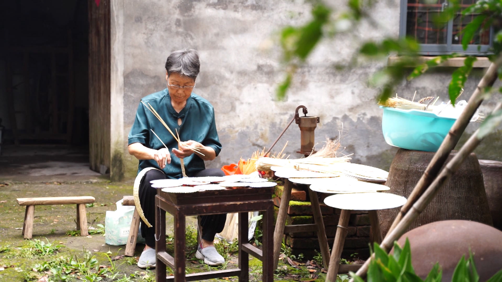 杨睿|夏至风俗 麦秆编出旧时光 扇子轻摇送清风