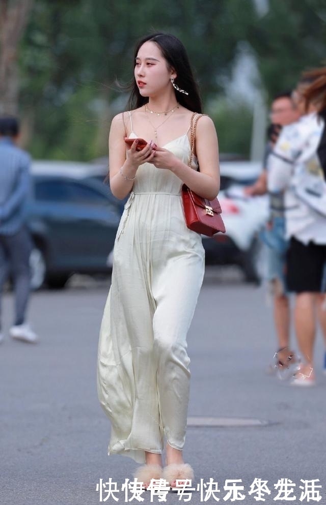 时尚穿搭|时尚穿搭,脚踩一双毛拖鞋,尽显随性慵懒的气息