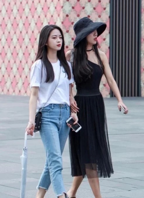 美女|美女街拍:俏丽性感的美女街拍干练洒脱的美女,穿出紧致身材