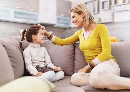 宝爸|“花痴宝宝”地铁上'狂撩'邻座小哥哥,宝爸傲娇:难道我不帅?