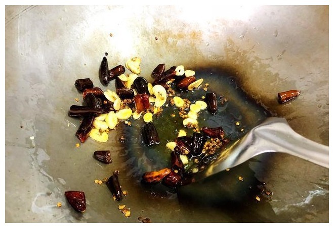 炒鱿鱼时，直接下锅炒错了，多加一步，鱿鱼鲜嫩爽口，亮白不腥气