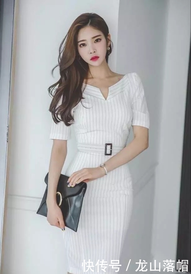 优雅端庄的小姐姐,一袭白色修身连衣裙,秀出风情万种