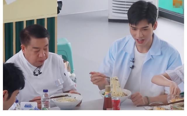 曾一手|黄晓明为减肥只吃一根面条，曾因瘦身致健康受损，宁静拍桌子呵斥