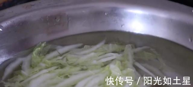 白菜我家很少炒着吃,开水一烫,筷子一搅,比肉还香,开胃又下饭!