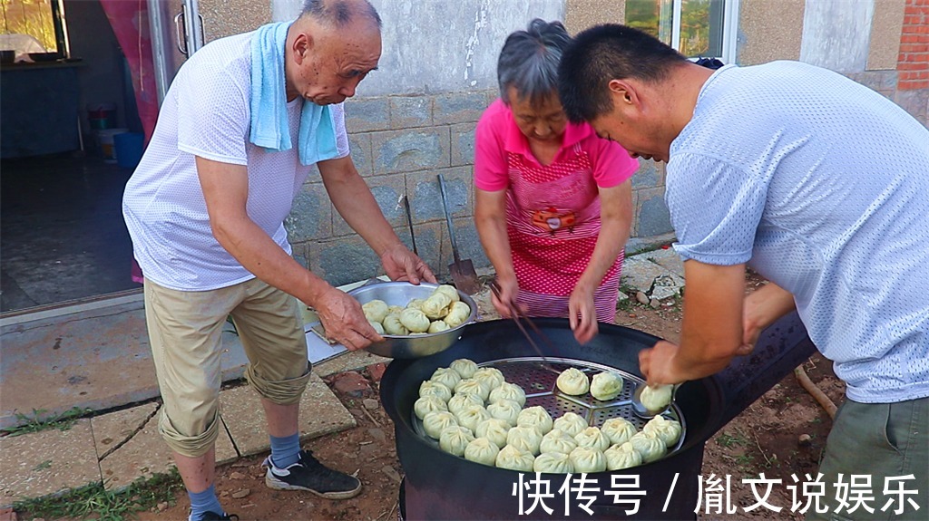 东北人最爱吃蒸野菜包子，放点猪油渣，出锅满院子飘香，吃的过瘾