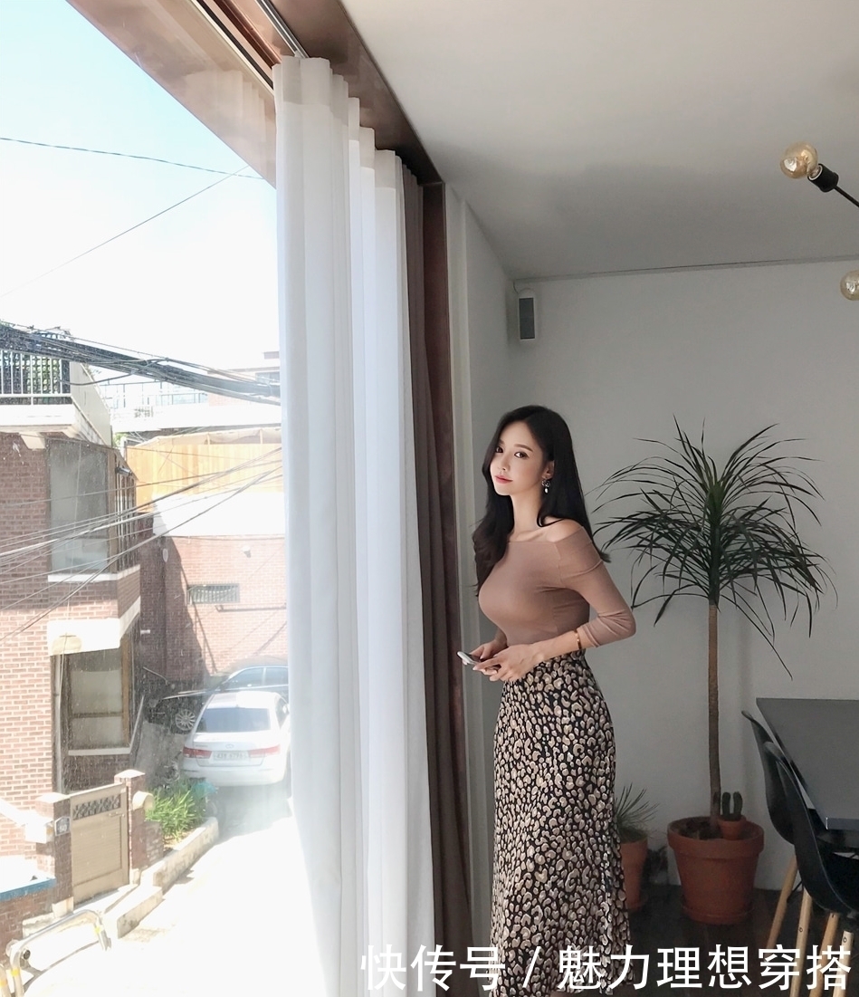 咖啡色|美女孙允珠高清美图咖啡色长袖修身上衣