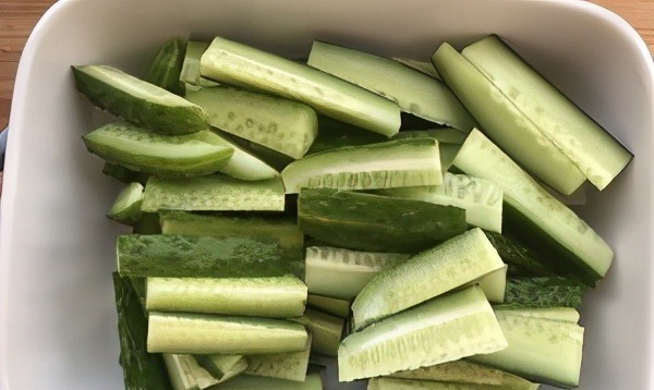 腌黄瓜,先放盐就错了,家里奶奶教我这样做,20斤黄瓜都不够吃