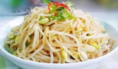 美食推荐:番茄烧排骨,葱爆羊肉,辣拌黄豆芽,秋葵炒鸡蛋的做法