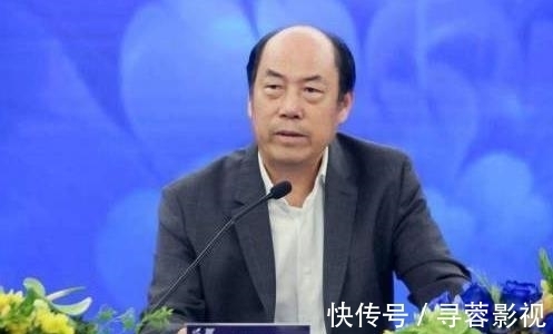 杨惠妍|妻子坐拥30万多亩地，还手握近2千亿现金，他每天负责到处做慈善