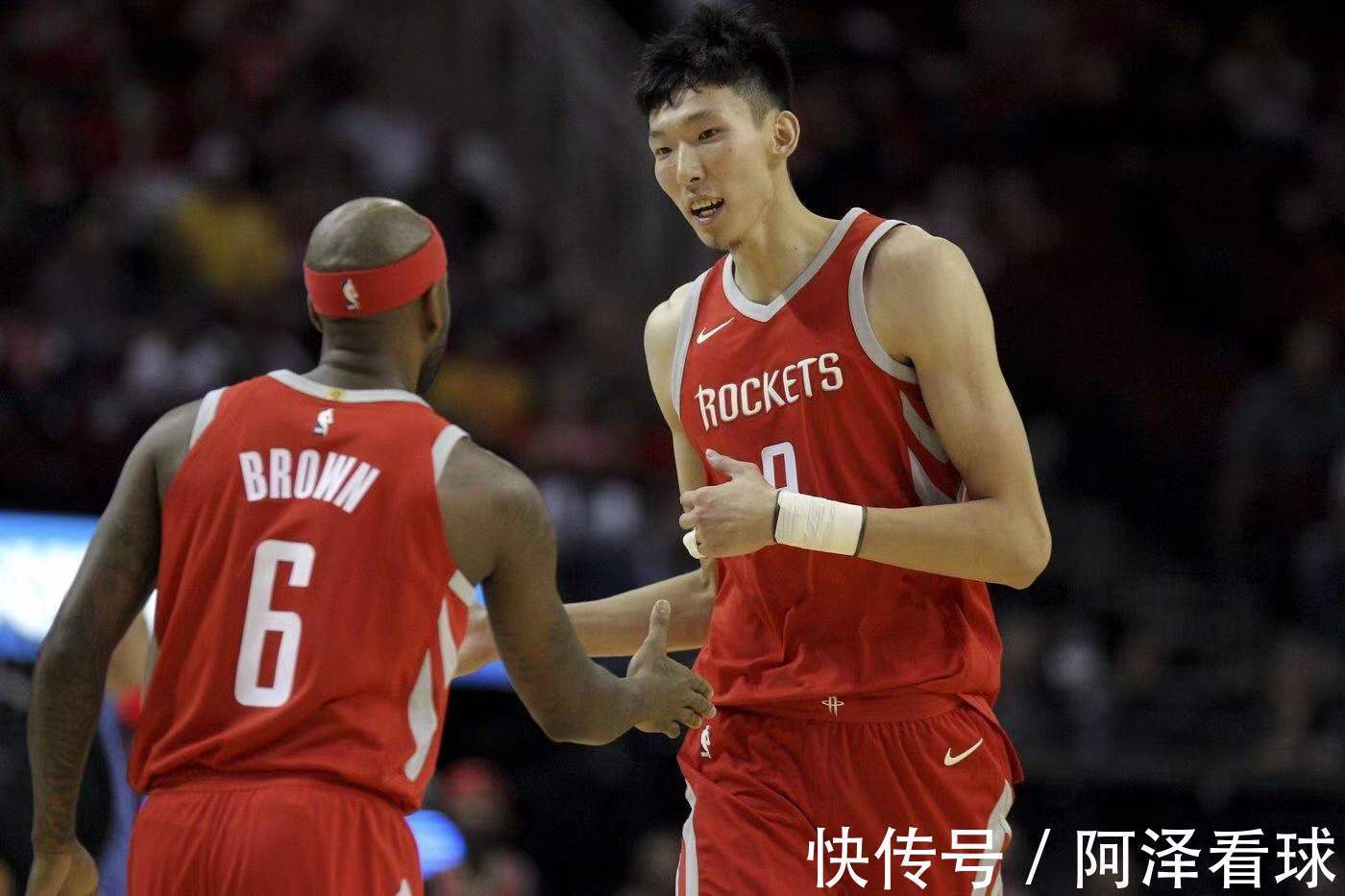 内线|湖人内线告急,邀请中国男篮遭拒绝,明智决定打好NBL比赛