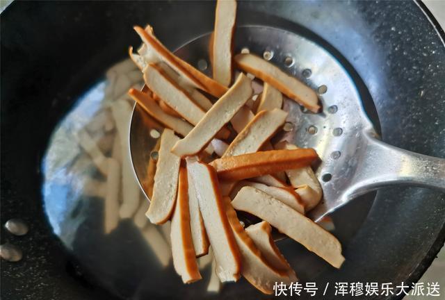 家常|夏季时令快手小炒,包菜新炒法,简单又好吃,家常做法开胃下饭