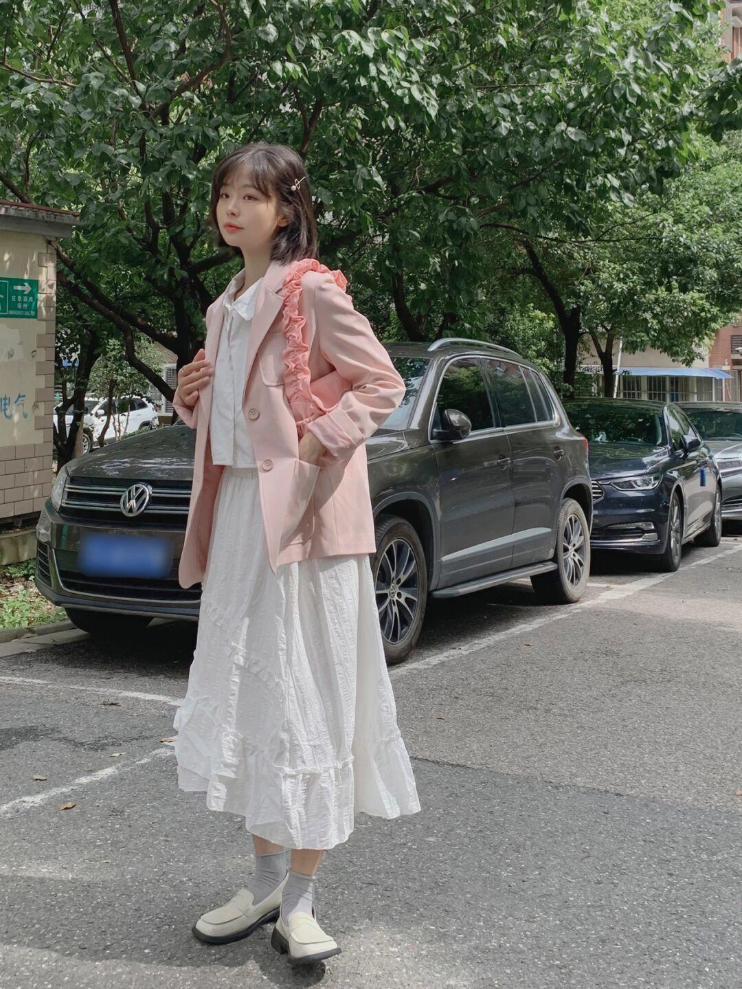 红色字母卫衣+白色休闲裤,韩范十足!|早秋卫衣合集| 韩范