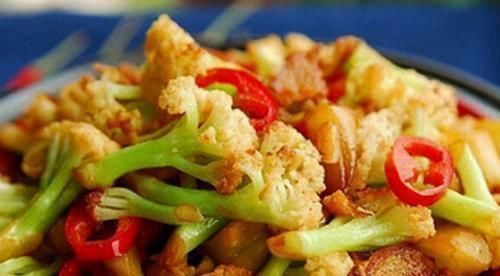 焯水|炒花菜，直接炒还是先焯水？都错了，大厨教你一招，花菜又香又脆