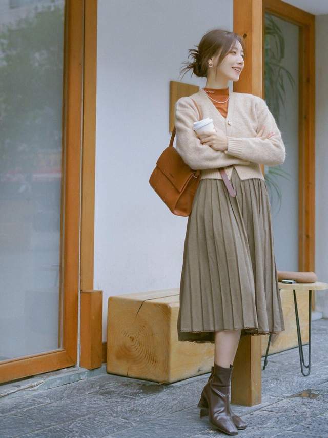 半身裙|女生博主秋冬穿搭指南,针织开衫搭配百褶半身裙,高贵优雅又温柔