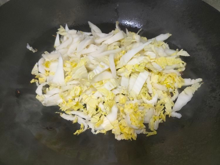 炒白菜帮，多加1样蔬菜一起炒，酸香可口，下饭好吃
