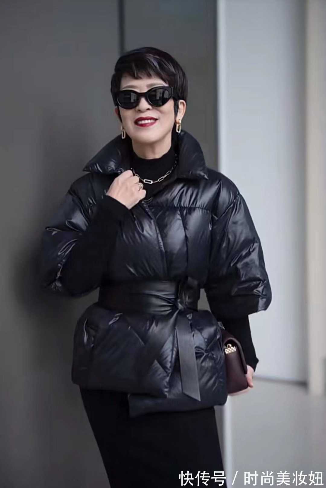 搭配|这位60岁奶奶太时髦了,穿搭简约高级显气质,比年轻人会穿