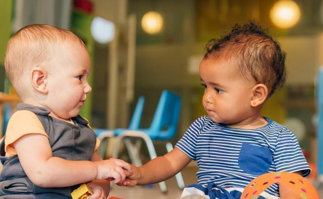一起长大|宝妈同时生下两个孩子,医生却称不是双胞胎,宝爸瞬间“黑脸”