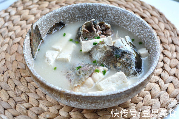 记住这几个小技巧！新手也能做鱼头豆腐汤