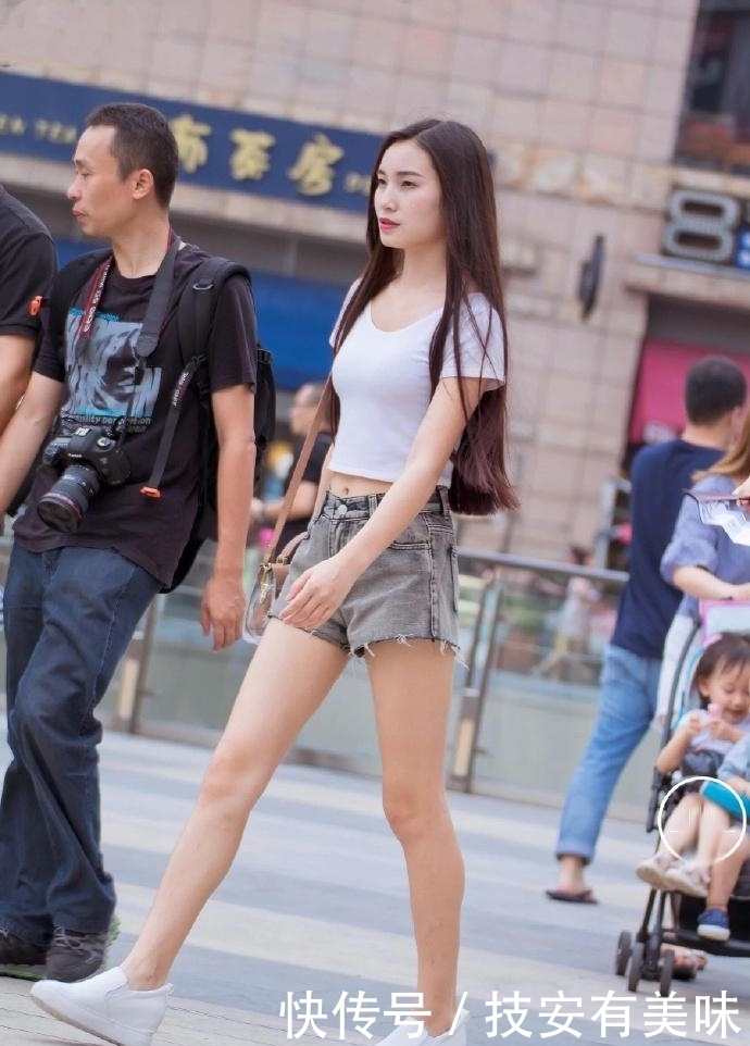  高贵|街拍: 穿热裤的美女, 营造出高贵美丽的强大气场!