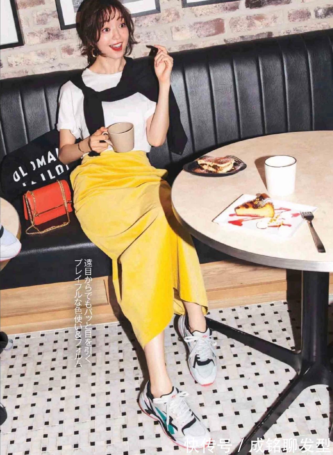 白色t恤|不管多大年纪,学会“白T恤+彩色下装”减龄搭配公式,谁穿都时髦