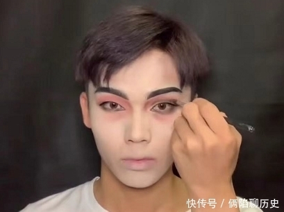 小哥哥仿妆“白皇后”走红,开局:凑凑热闹吧,成品:高级脸?