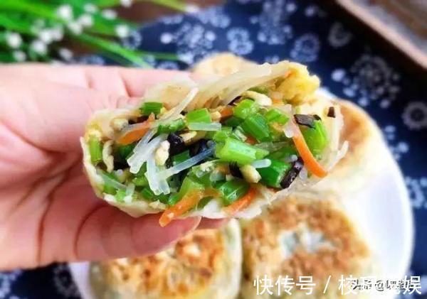 黑木耳|酥脆焦黄的黄金元宝馅饼，美味的早餐美食，一碗胡辣汤，人间美味