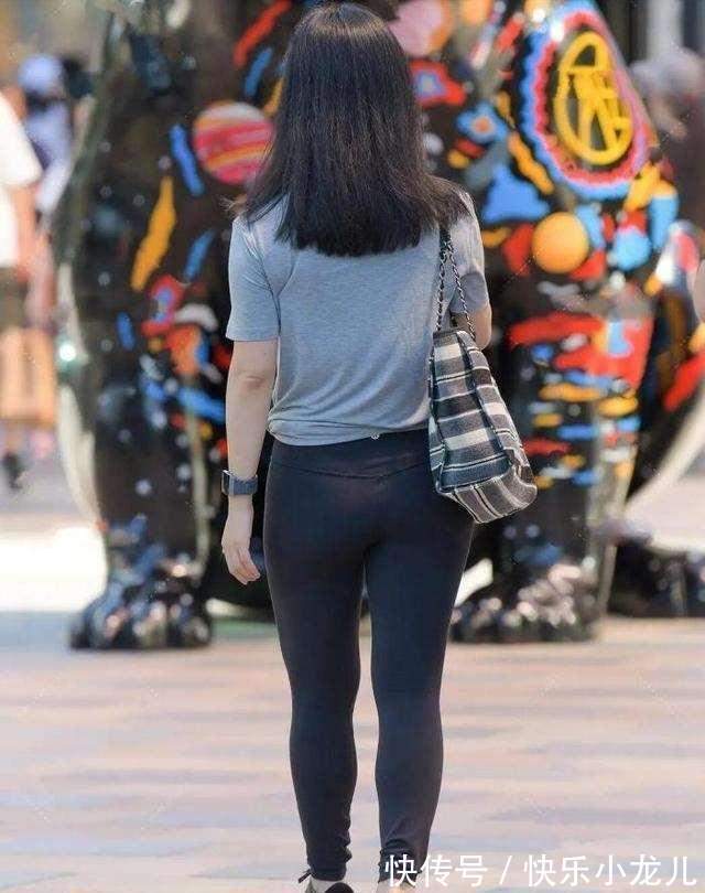 打底裤 穿着一身瑜伽裤的小姐姐,简约中透着个性,显白美丽