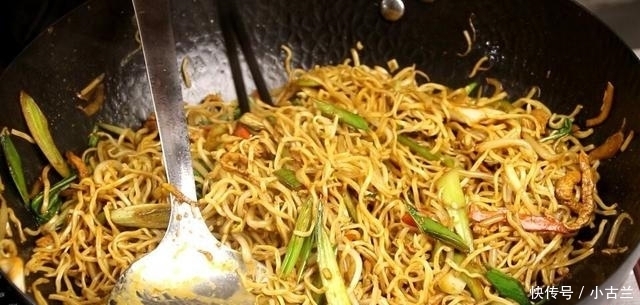 肉丝|肉丝炒面最好吃的做法,简单几步,5分钟就出锅,比饭店的还好吃