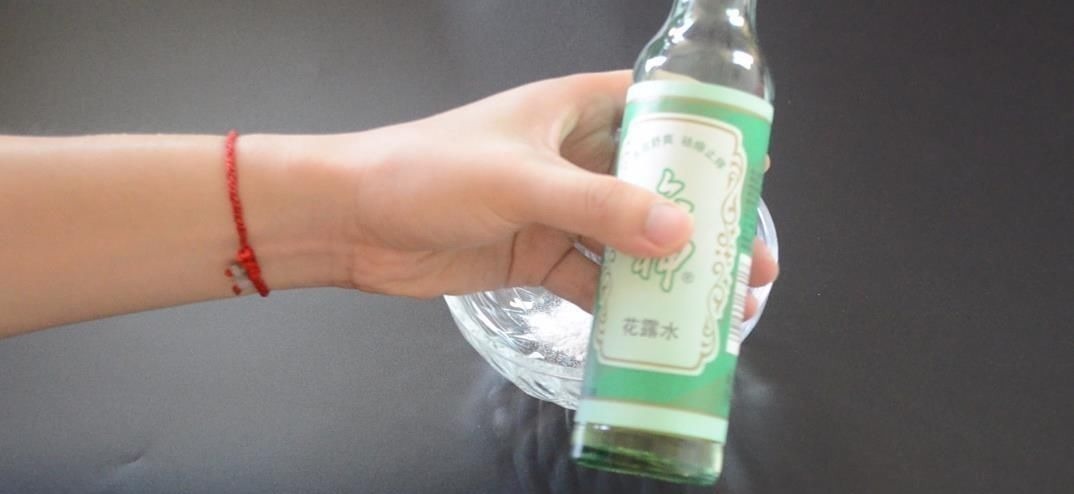 不管马桶多黄多脏, 只需倒一碗它进去, 马桶一冲立马变干净