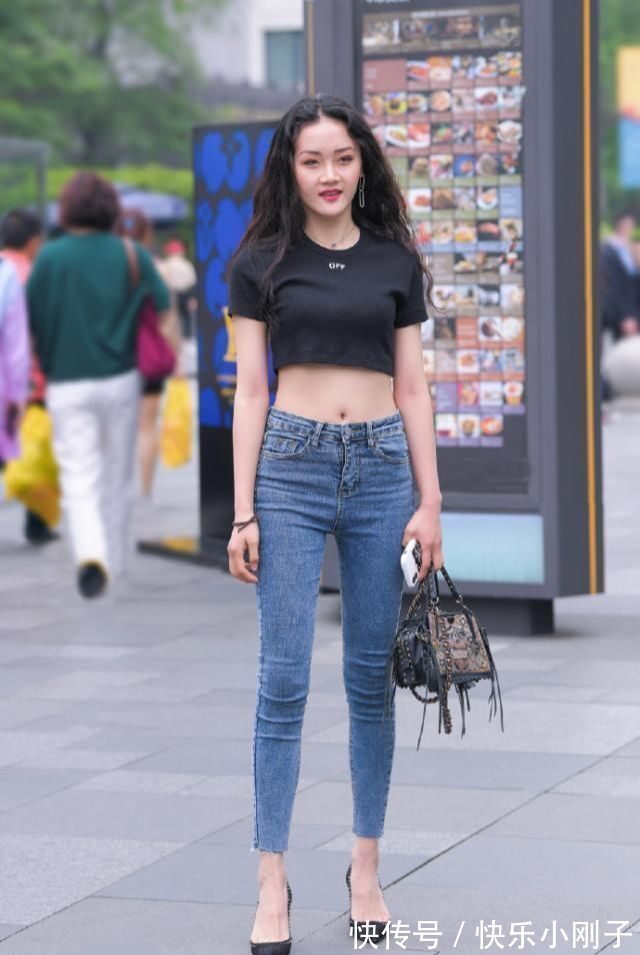 女人味 黑色露脐小衫配紧身牛仔裤,秀出最美小蛮腰,清新舒适又时尚