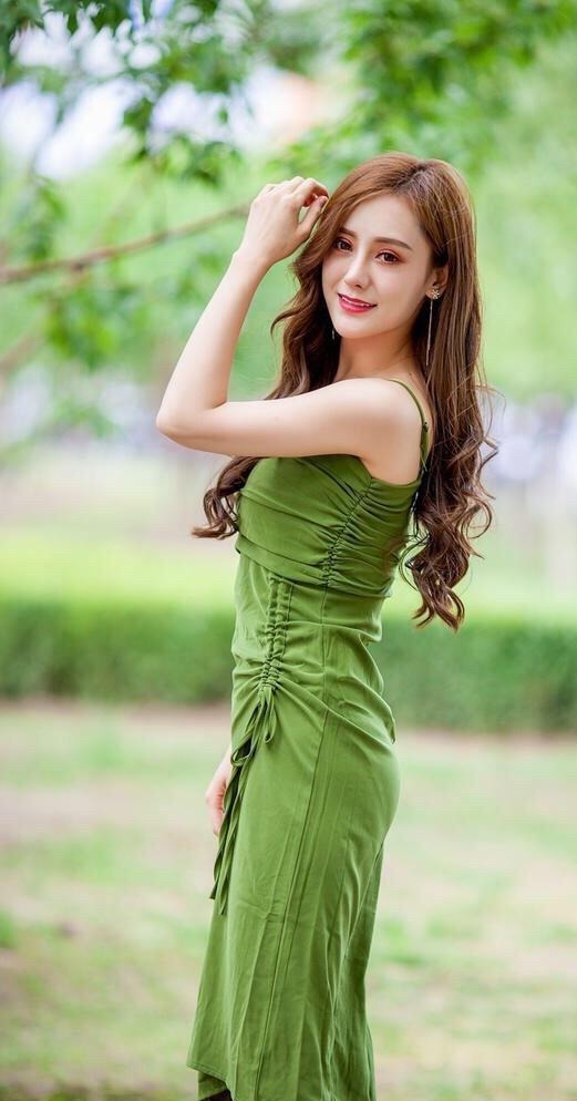 更上一层楼|美女一身绿色连衣裙，可爱又时尚，显白有气质，谁穿谁美！
