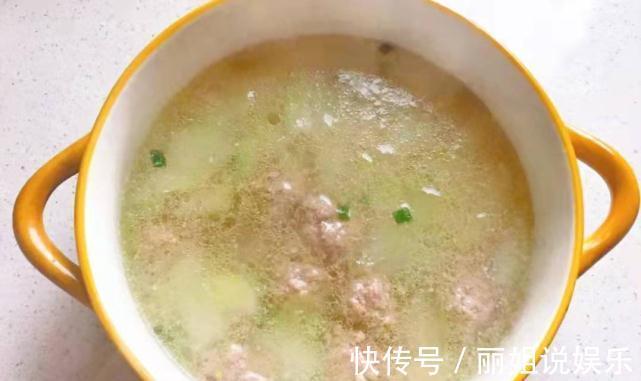 冬瓜肉丸子汤|冬天干燥，大雪过后多喝这汤，汤鲜味美，营养全面，暖身又暖胃