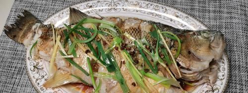 清蒸鱼,不要上来就放盐,教您小妙招,鲜嫩多汁,不柴也不腥