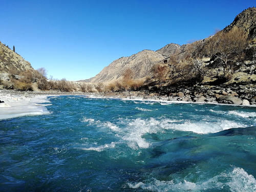 【图说新疆】新疆阿合牙孜大峡谷：碧水映蓝天 群山添秀色