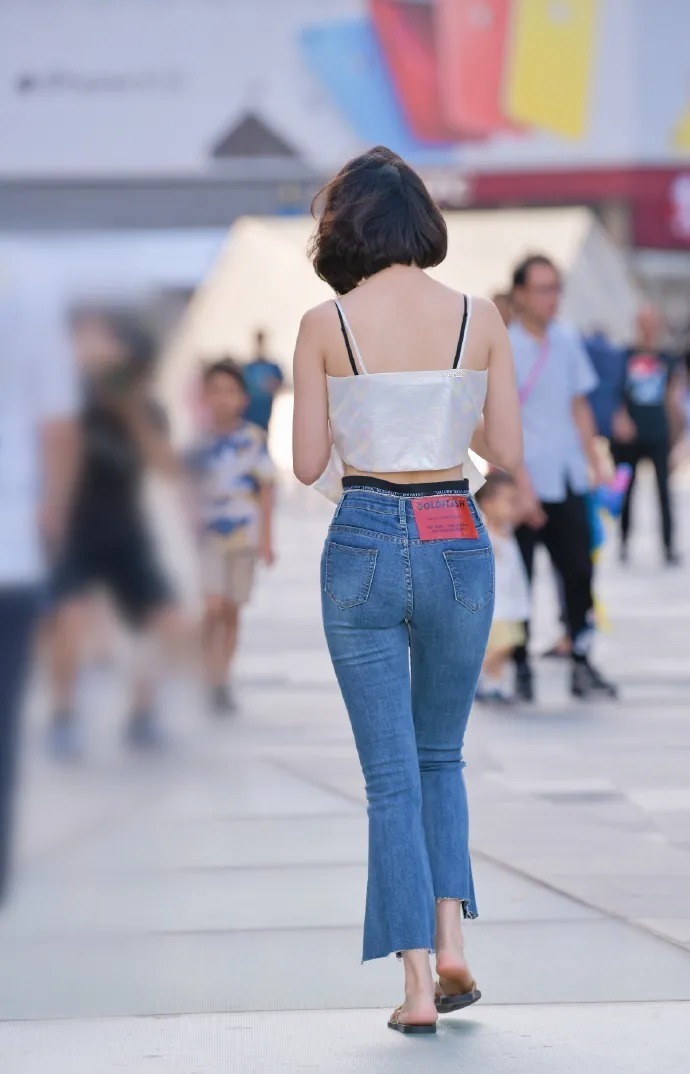 穿牛仔裤的时尚女生