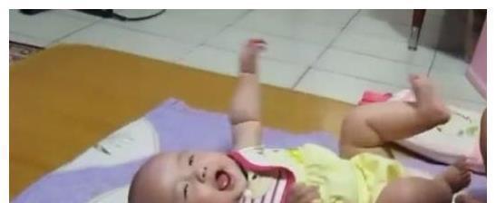 宝宝|宝宝啃自己的小脚丫,爸爸把脚伸过去,宝宝反应也太萌了