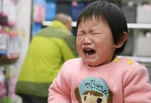 孙女在超市打碎一盒蛋，店员竟要求20倍赔偿，爷爷做法太棒了