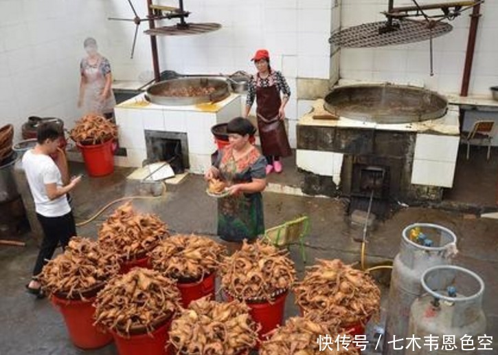 大娘|大娘卖“老手艺”小吃,20元一只,吆喝都不用,半天能卖上千只