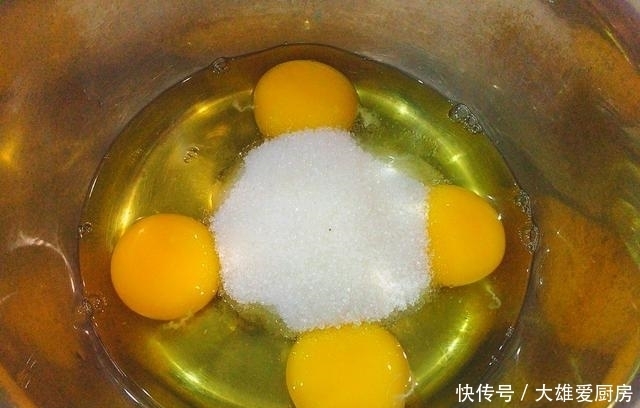 蛋糕最简单的做法，不用分离蛋白蛋黄，蓬松暄软，没有烤箱也能做