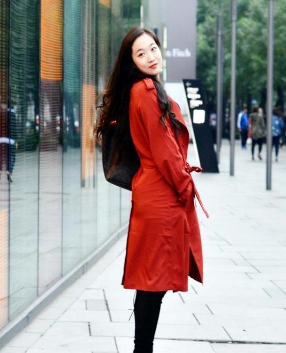 街拍:美女时尚的穿搭,展现丰腴曼妙的身材,知性优雅