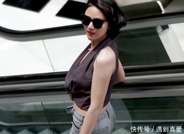 路人街拍,短发气质小姐姐,浅灰衣配搭牛仔裤让身形完美靓丽